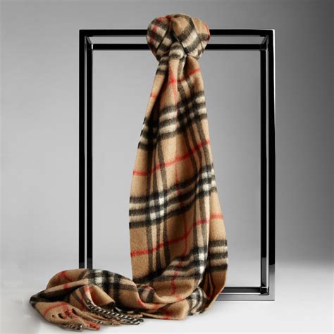 kratka burberry tapete|Burberry scarf.